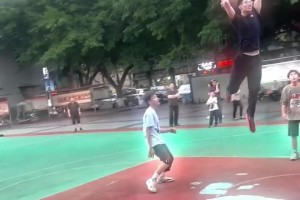 男生戏耍自抛自扣惊呆众人，网友：这也太酷了吧！